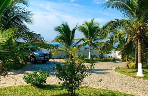 La Union de Isidoro Montes de Oca Villa | Secluded beachfront villa w/pool near Troncones and 30 min from Lazaro Cardenas