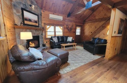 Nisbet House | Secluded Mountain Lodge Near Williamsport with a Fireplace, Deck, and Pet-Friendly