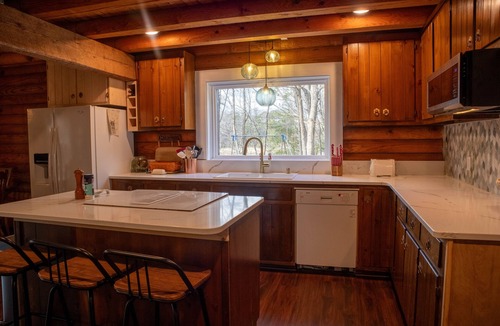 Smithfield House | Serene 8 acre log house vacation getaway w/private hot tub and river access!