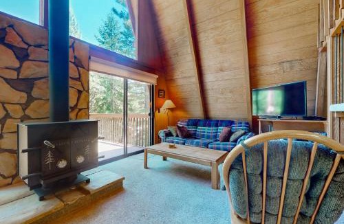 Blairsden-Graeagle House | Sierra Nevada Hideaway: Cabin w/Deck, Mtn Views