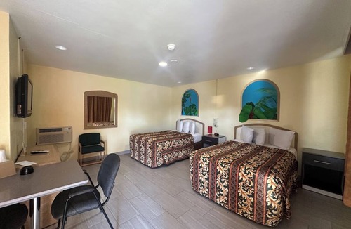 Daytona Beach Hotel | Simple and Comfortable Room for the Family - Easy Access to Daytona Beach