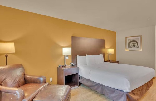 Vallejo Hotel | Six Flags 1 KingBed w/Breakfast & Pool