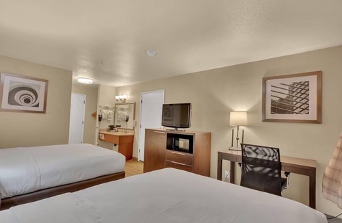 Vallejo Hotel | Six Flags 2 QueenBeds w/Breakfast & Pool