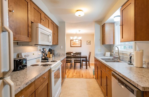 Marietta-Alderwood House | Sleeps 10, Close to Airport, Peace Health, Waterfront, WWU & WCC