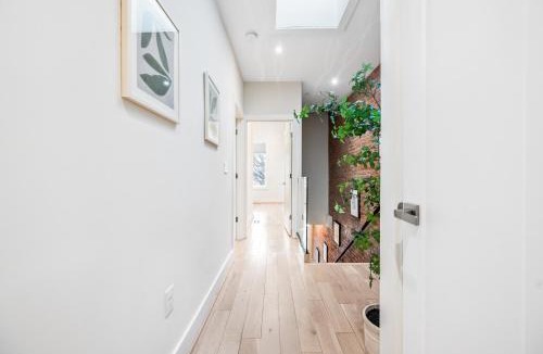 Mount Vernon Square Villa | Sleeps 12 Downtown Entire home with rooftop
