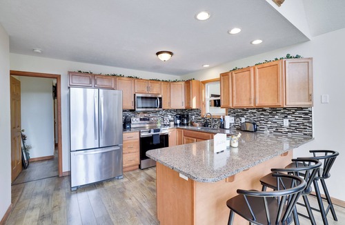 Albrightsville Ski Chalet | Sleeps 20, 1 Min Walk To Lake & Community Pool, Karaoke Room, For Big Groups