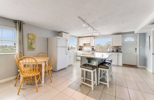 Ormond-by-the-Sea Apartment | Sleeps 8/Ocean views/Private Deck/Beach Gear/Steps to Ocean/Trailer Parking