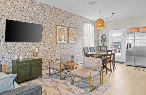Lincolnville House | Southern Charmer|Private Backyard|Walk to Downtown