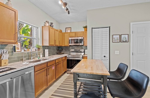 Lincolnville House | Southern Charmer|Private Backyard|Walk to Downtown