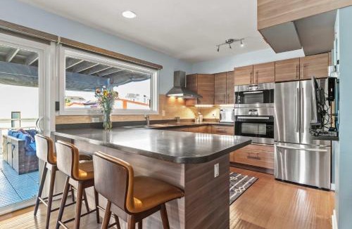 Eastport Apartment | Spa Creek Condo Pool Deck & Parking