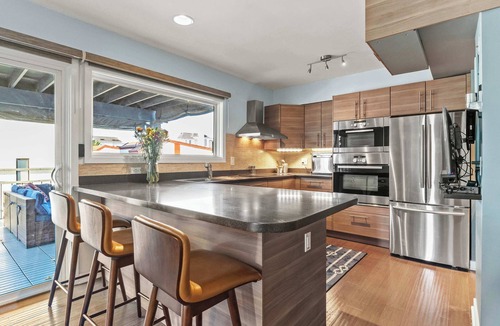 Eastport Apartment | Spa Creek Condo | Pool, Deck & Parking