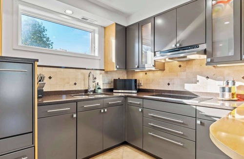 Eastport Condo | Spa Creek Waterfront | Pool & Parking