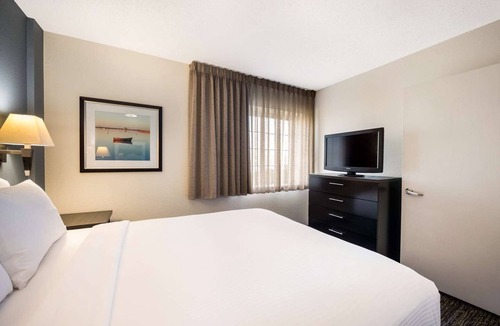 Morris Plains Hotel | Spacious 1BR Suite w/Kitchenette Near Morristown Green with Easy NYC Access