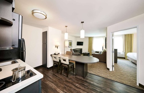 Morris Plains Hotel | Spacious 1BR Suite w/Kitchenette Near Morristown Green with Easy NYC Access