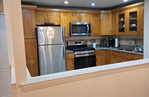 Canarsie Apartment | Spacious 3-bedroom apartment in lovely Brooklyn with AC