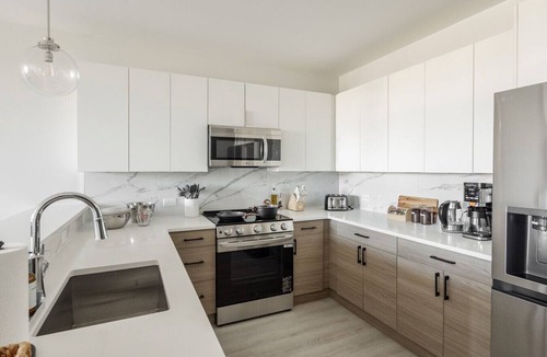 Historic Downtown Apartment | Spacious 3BR Loft | 15 From NYC & MetLife| Great Value | Groups Welcome
