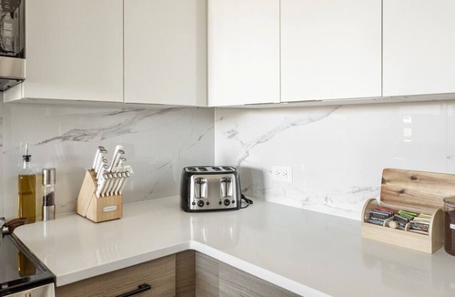 Historic Downtown Apartment | Spacious 3BR Loft | 15 From NYC & MetLife| Great Value | Groups Welcome