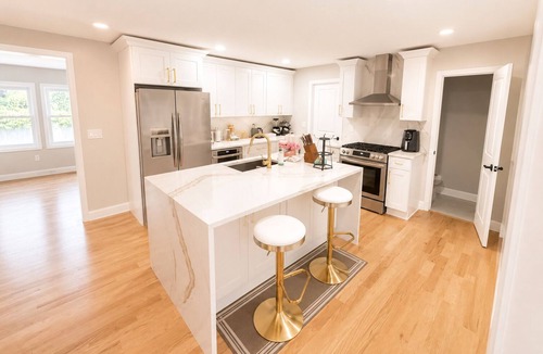 Orange House | Spacious 5-bedroom house in charming City of Orange with AC