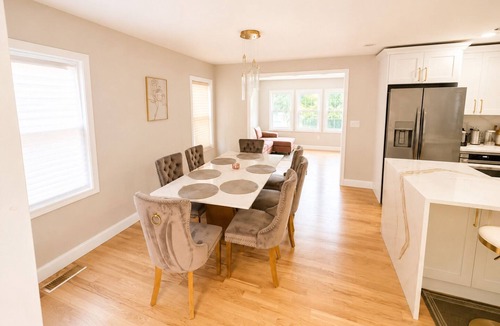 Orange House | Spacious 5-bedroom house in charming City of Orange with AC