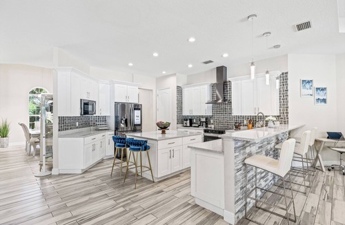 Egypt Lake-Leto House | Spacious 5-bedroom house with WiFi, AC, Heated Pool and Jacuzzi in Central Tampa