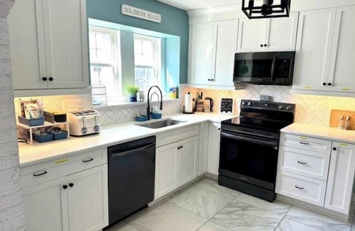 Solomons House | Spacious 6-Bedroom Solomons Island Retreat Walk to Waterfront & Shops