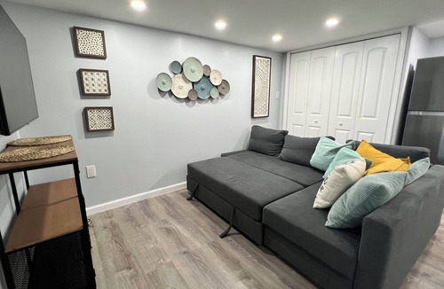 Frankford House | Spacious 6-Bedroom Home w/Private Parking & Fenced Patio
