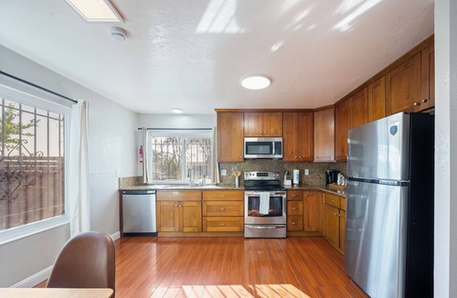 Union City House | Spacious & Central. Pool Table & Ping Pong. 6 TVS. Balcony. Garage. Wifi
