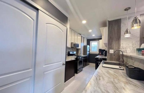 Washington Bed & Breakfast | Spacious DC Getaway Modern Comfort Walk-In Shower Near Metro