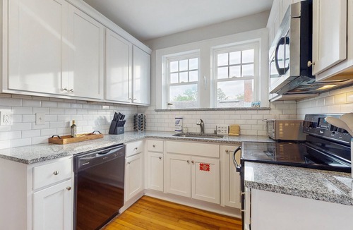 Riverside House | Spacious duplex with private balcony, washer & dryer, and WiFI