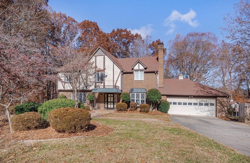 High Point House | Spacious Estate - Games, Karaoke, Sleeps 16!