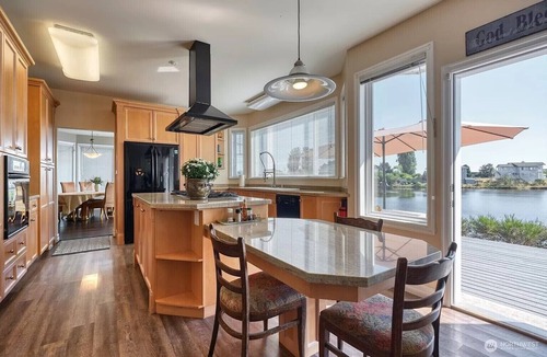 Point Roberts Villa | Spacious King Bedroom with Great Views: A Master Retreat”