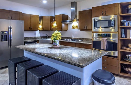 Centro Condo | SPACIOUS LUXURY CONDO - WALK EVERYWHERE - PRIVATE SECURITY!