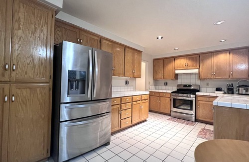 Stockton House | Spacious Master Bedroom with Private Big Bathroom in 2500 SQFT Single House p1