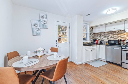 Nauck House | Spacious Multi-Level Getaway 10 minutes from DCA Airport and downtown Arlington