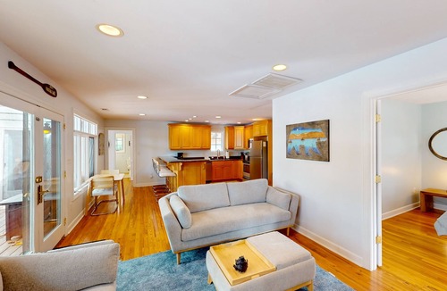 Moneta Cottage | Spacious pet friendly Cottage with balcony, dock, and hot tub