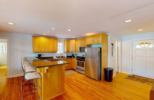 Moneta Cottage | Spacious pet friendly Cottage with balcony, dock, and hot tub