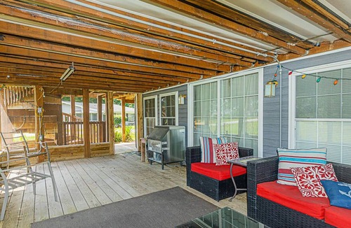 Sharps House | Spacious River Home Near Beautiful Community Beach