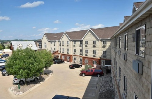 Onalaska Hotel | Spacious Suite | Whirlpool, Pool & Free Breakfast | 4mi to Lake Onalaska