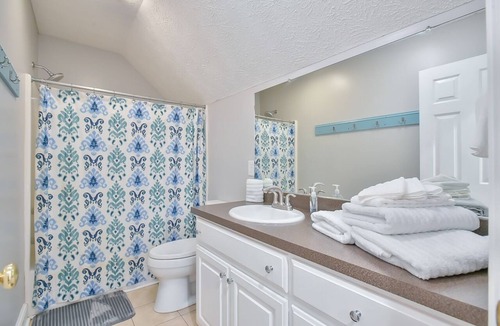 Leasburg House | Spacious, Well-Appointed 6 Bedroom Hyco Lake House - Hot Tub - Great Views