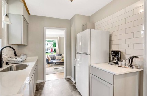 Midway House | Spectacular Zenful 4BR Home/Free WiFi/Location!