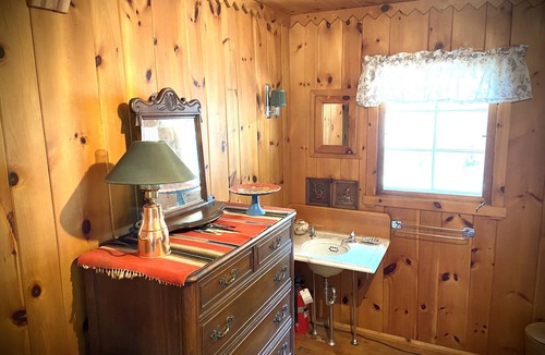 Florence Cottage | Spread Eagle Waterfront! Classic Log Cottage w/King Bed