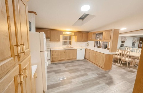 Swan Lake House | Spring Family Getaway | Peaceful Farm Views | WiFi