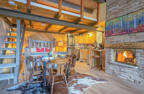 Snowmass Village Condo | steps to restaurants & hiking -private upper level