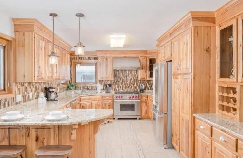 Whiting House | Stevens Point Getaway - HUGE 5 bedroom Home 3 Full Bath