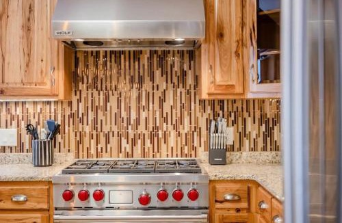 Whiting House | Stevens Point Getaway - HUGE 5 bedroom Home 3 Full Bath