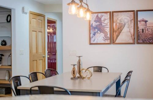 Whiting House | Stevens Point Getaway - HUGE 5 bedroom Home 3 Full Bath