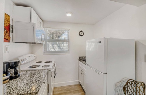 Tropic Apartment | Studio Stay w/Kitchenette - Near EGAD, beach and more.