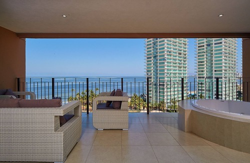 South Hotel Zone Condo | ✪Stylish Beachfront Condo ✪Trendy location ✪Private jacuzzi @balcony