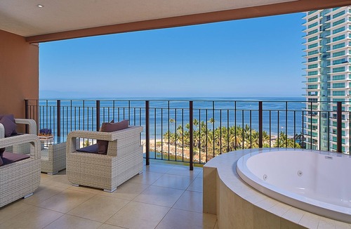 South Hotel Zone Condo | ✪Stylish Beachfront Condo ✪Trendy location ✪Private jacuzzi @balcony