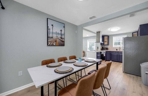 Jacksonville House | Stylish Leafy Heated Pool Retreat